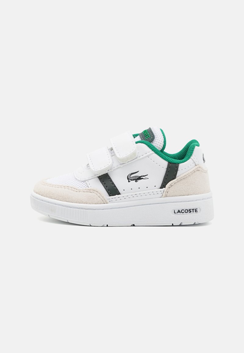 Baskets pour tout-petit blanches et beige avec intérieur vert, logo crocodile noir de Lacoste, et deux bandes velcro blanches sur fond uni.