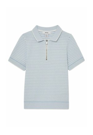 Polo en maille bleu clair à manches courtes avec motif texturé, col et poignets côtelés, et une fermeture éclair argentée à l'avant.