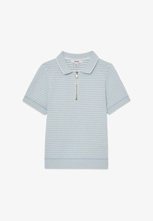 Polo en maille bleu clair à manches courtes avec motif texturé, col et poignets côtelés, et une fermeture éclair argentée à l'avant.