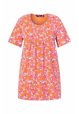 Korte mouw oranje jurk met roze en witte bloemmotieven en een ronde halslijn met plooien aan de voorkant.