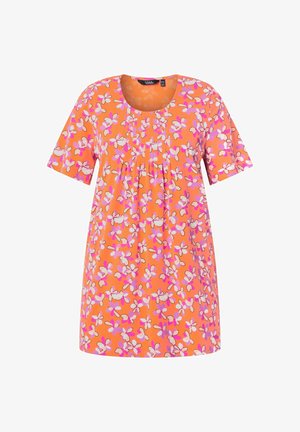 Korte mouw oranje jurk met roze en witte bloemmotieven en een ronde halslijn met plooien aan de voorkant.