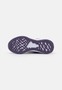 Sola de sapatilha em branco e roxo, apresentando um design em borracha texturizada com padrões circulares e retangulares para aderência e durabilidade.