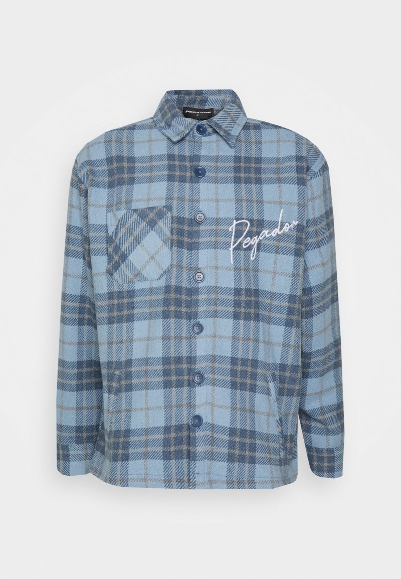 Camicia a quadri blu e grigia con colletto, tasca sul petto e scritta "Pegador" ricamata di bianco sul lato sinistro.