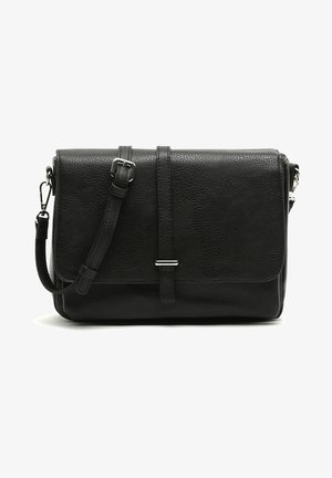 Mustan nahkainen olkalaukku, jossa on teksturoitu pinta, taitettava suljenta, säädettävä hihna ja hopeiset yksityiskohdat.