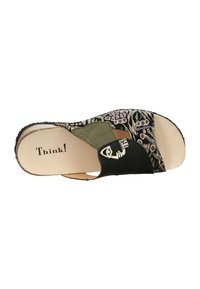 Schwarze, gemusterte Slip-On-Sandale mit strukturiertem Stoff und dekorativer Schnalle. Verfügt über ein natürliches Fußbett und ein offenes Zehendesign.