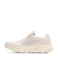 Zapatilla slip-on beige con una parte superior de tejido transpirable, patrón texturizado, puntera redonda y suela gruesa y acolchada. Diseño minimalista con una etiqueta de tirón.
