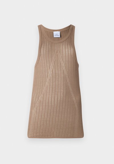 Beige, ermeløs strikket topp med en ribbestruktur, som har en A-linjeform og subtile diagonale sømdetaljer.