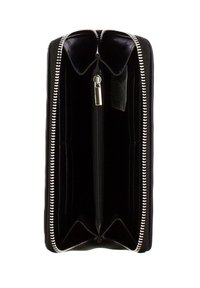 Portafoglio in pelle nera con chiusura a cerniera, caratterizzato da una texture liscia, dettagli in metallo argentato e due scomparti separati da una tasca più piccola con cerniera.