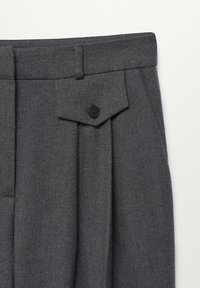 Pantalon gris foncé ajusté avec une ceinture, des passants pour ceinture, des plis, et une poche à rabat boutonnée sur le côté avant droit.