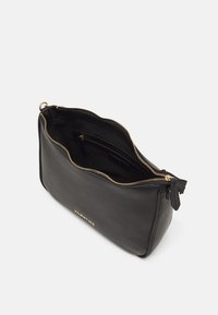 Pochette in pelle nera con finitura testurizzata, cerniera e hardware dorati. L'interno presenta una tasca piccola e una fodera liscia. Logo dorato sulla parte frontale.