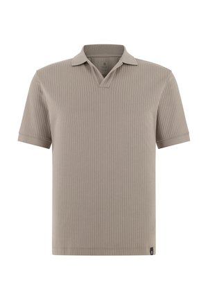 Beiges Polohemd mit kurzen Ärmeln, dezenten vertikalen Streifen, offenem Kragen und einem kleinen schwarzen Logoschild am unteren Saum.