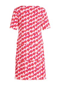 Hüftlanges Kurzarmkleid mit geometrischem Muster in Rosa-, Rot- und Weißtönen, mit einem gestuften Design und glattem, leichtem Stoff.