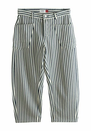 Nohavice s miernym pásom s vertikálnymi čierno-bielymi pruhmi, prednými náprsnými vreckami, pútkami na opasok a zapínaním na gombík.