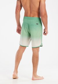 Groene zwembroek met een verloopontwerp, voorzien van een structuurpatroon, elastische tailleband en een achterzak aan de rechterkant.