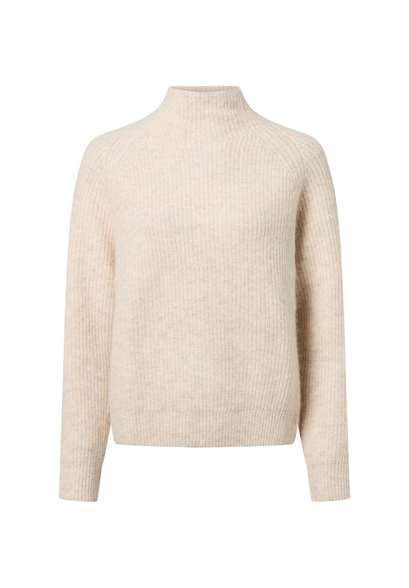 Beżowy sweter pleciony z długim rękawem i wysokim dekoltem, prezentowany na białym tle.