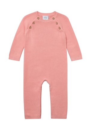 Combinaison en tricot rose à manches longues pour bébé avec des boutons en bois le long des épaules et un col rond.