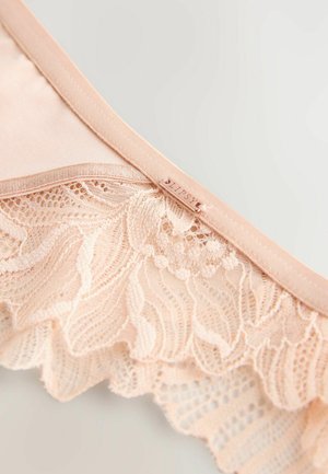 Bikini en dentelle avec un tissu doux de pêche, présentant des bords festonnés, des motifs floraux intriqués et une bande élastique avec logo.