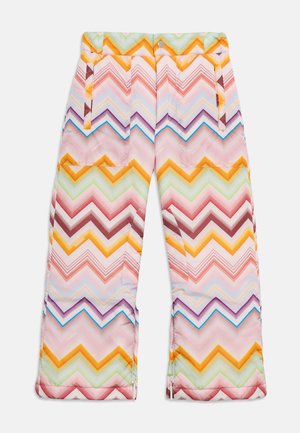 Bukser i børnestørrelse med flerfarvet zigzag-mønster i nuancer af pink, gul, grøn, lilla og blå, med forlommer og knaplukning.