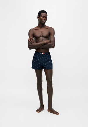 Tommy Hilfiger, 3 PACK WOVEN BOXER PRINT - TH HERITAGE - Weite Boxershorts - chambray flag/carb navy/navy flag