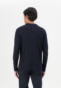 Tommy Hilfiger LINEAR FLAG GRAPHIC TEE - Langarmshirt - desert sky