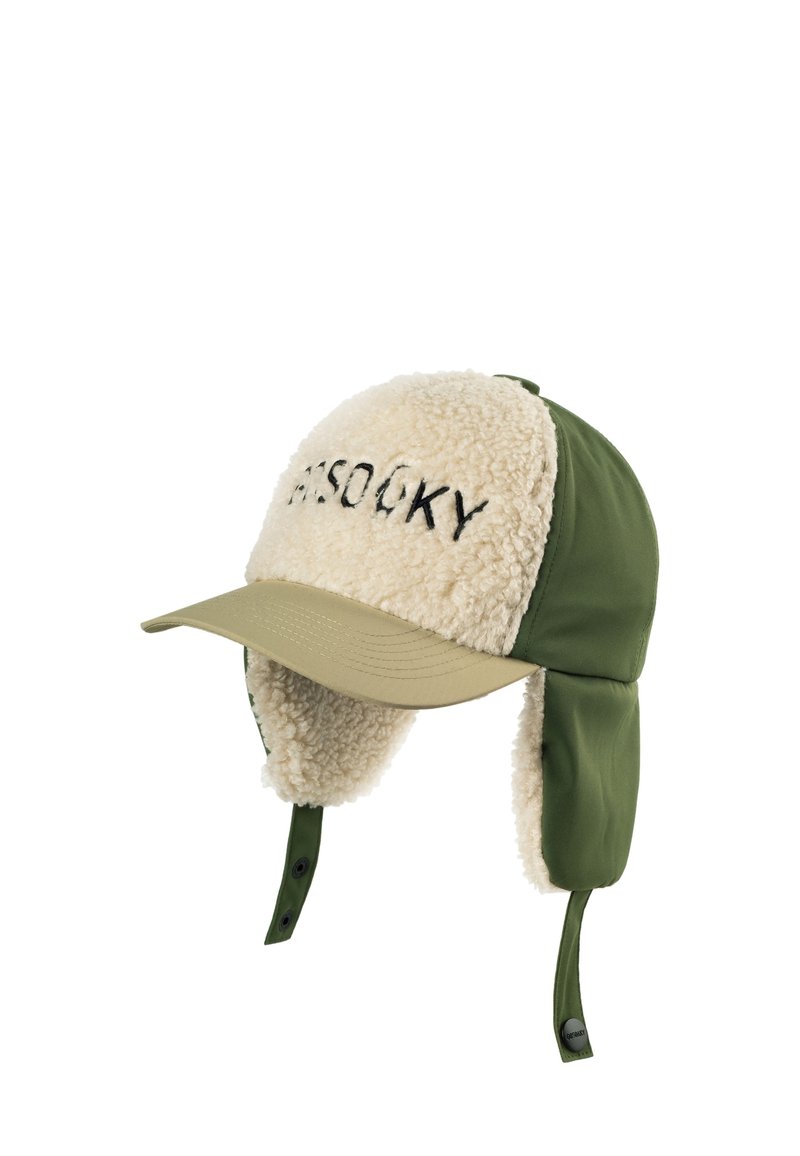 Groen en beige hoed met een zachte, pluizige textuur; heeft oorkleppen en een stijve rand; geborduurde tekst aan de voorkant.