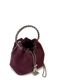 Borsa a secchiello in camoscio viola con manico intrecciato argentato, chiusura con coulisse e dettagli a catena. Texture liscia e forma arrotondata.