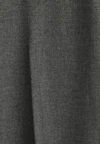 Tejido gris oscuro con una textura fina y un patrón de tejido sutil, que presenta una superficie suave y un acabado mate.
