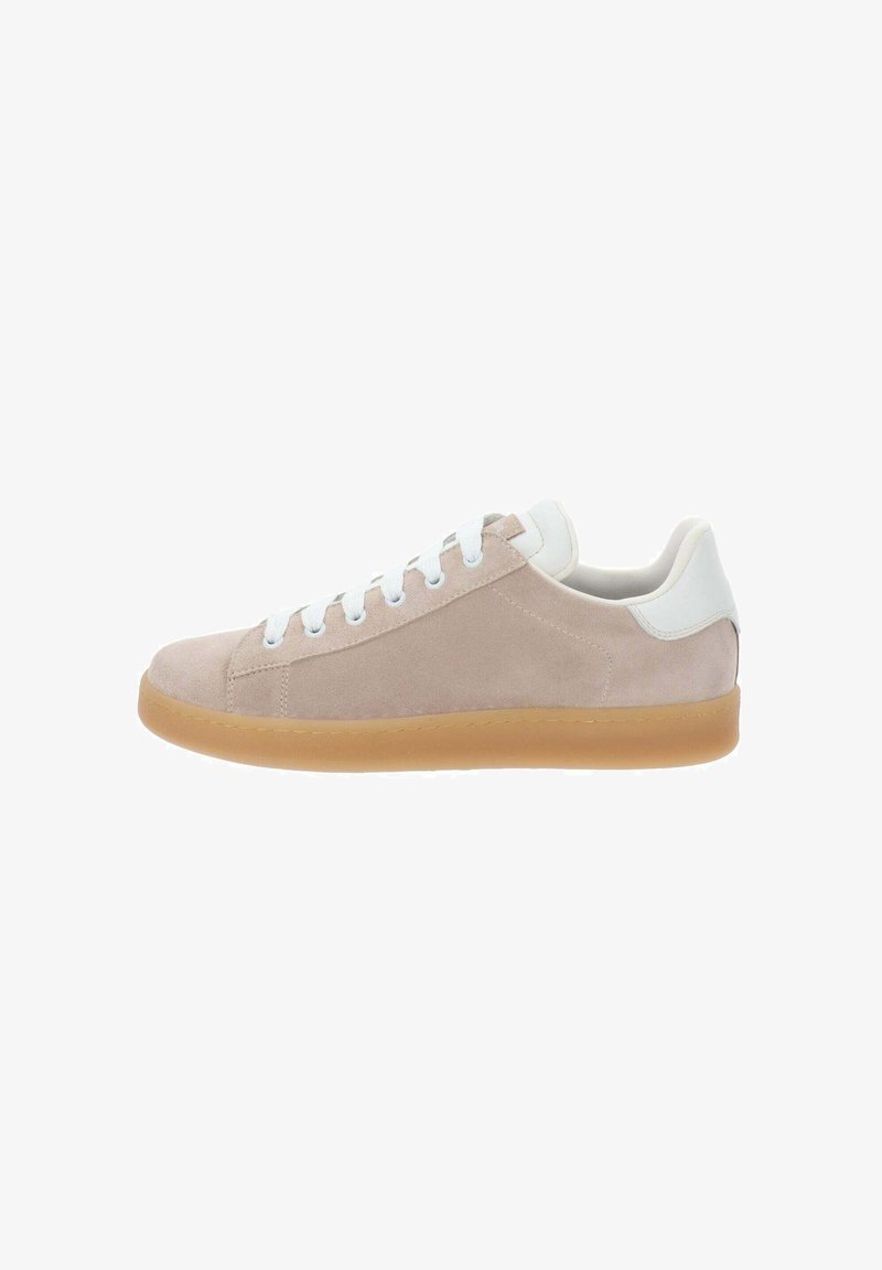 Beige suède sneaker met witte leren accenten en veters. Kenmerkt zich door een gumrubberen zool, ronde neus en een minimalistisch ontwerp.