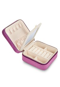Estuche de joyería de terciopelo rosa con un interior crema. Presenta compartimentos para anillos y un espejo, asegurado con un cierre de cremallera.