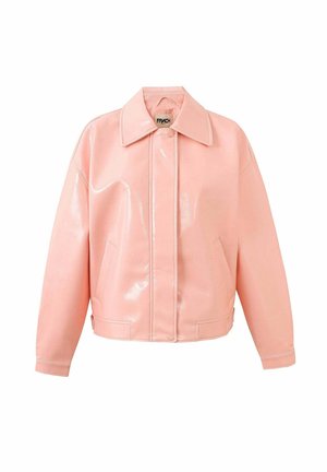 Lichtroze glanzend kunstleren jas met brede kraag, drukknopen aan de voorkant en zijzakken met split.