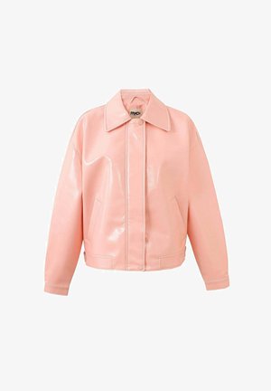 Lichtroze glanzend kunstleren jas met brede kraag, drukknopen aan de voorkant en zijzakken met split.