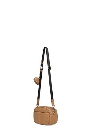 Brun rektangulær crossbody-taske med sort justerbar skulderrem og lille rund pung fastgjort på remmen.