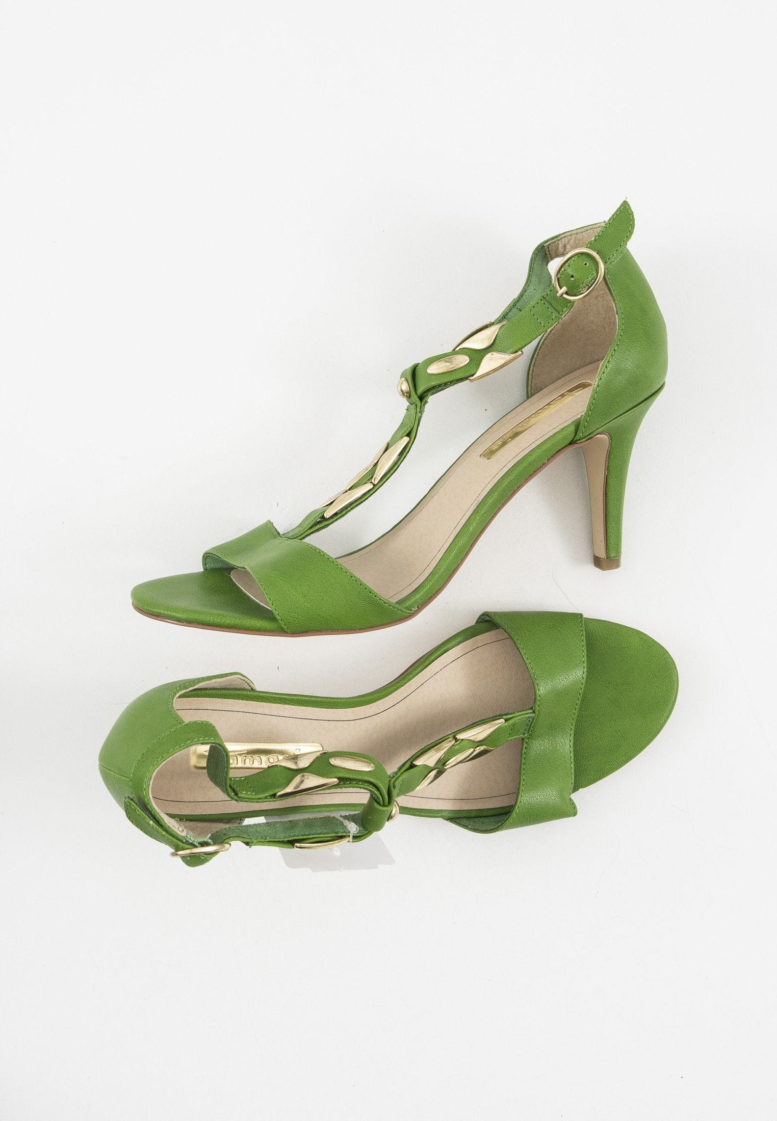 Zara rebaja al 65% las sandalias del color que ha conquistado a la Reina  Letizia