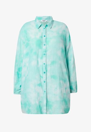 Kevyt, pitkähihainen, nappilistalla varustettu paita teal-värisessä käänteessä. Sisältää klassisen kauluksen ja turkoosit napit edessä.
