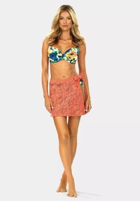 Kwiatowy biustonosz bikini w kolorach niebieskim, żółtym i zielonym o usztywnionej konstrukcji, zestawiony z koralową szeroką chustą koronkową z zapięciem na wstążkę.