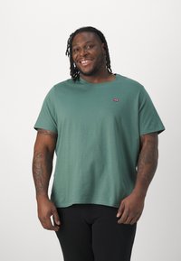 Levi's® Plus Tričko s potlačou - dark forest
