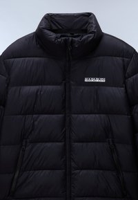 Jachetă puffer neagră cu guler înalt, având secțiuni cusute orizontal, două buzunare laterale cu fermoar și un logo pe piept.
