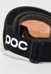 Čierne snehové okuliare s vypchávkovaným interiérom, oranžovým zafarbením šošoviek a čiernym elastickým pásikom s bielym logom "poc".