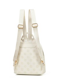 Sac à dos crème en cuir texturé, doté de motifs gravés, de bretelles en tissu ajustables et d'accents en métal doré.
