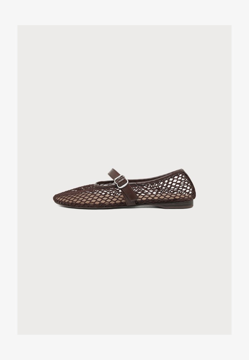 Chaussure plate marron en mesh avec un bout pointu et une bride à boucle sur le dessus, présentée sur un fond clair uni.