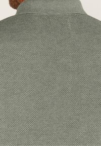 Grüner Pullover mit Kragen aus strukturiertem Strickstoff, verfügt über einen gerippten Halsausschnitt und gleichmäßige Nahtführung.