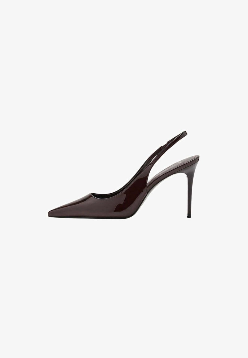 Chaussure slingback à talon haut en cuir verni brun foncé avec bout pointu et talon stiletto mince sur fond blanc.