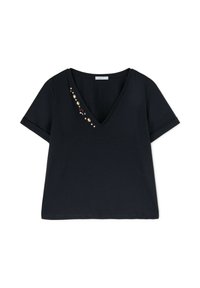 Top negro de manga corta con escote en V y mangas con puños, adornado con una fila diagonal de pequeñas piedras decorativas cerca del escote.