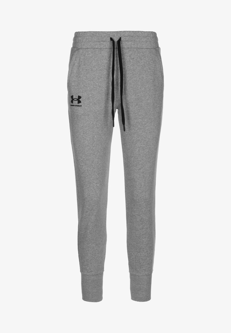 Pantalons de survêtement gris en tissu doux, avec un cordon de serrage noir et un logo sur la cuisse gauche, aux chevilles ajustées et aux poignets côtelés.