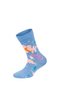 Lysblå sok med pink skyer, orange lyn og multicolorede stjerner, designet til et legesygt, farverigt udseende.