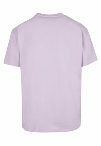 Fliederfarbenes T-Shirt mit kurzen Ärmeln aus weicher Baumwolle, mit Rundhalsausschnitt und entspannter Passform, ohne sichtbare Muster oder Verzierungen.