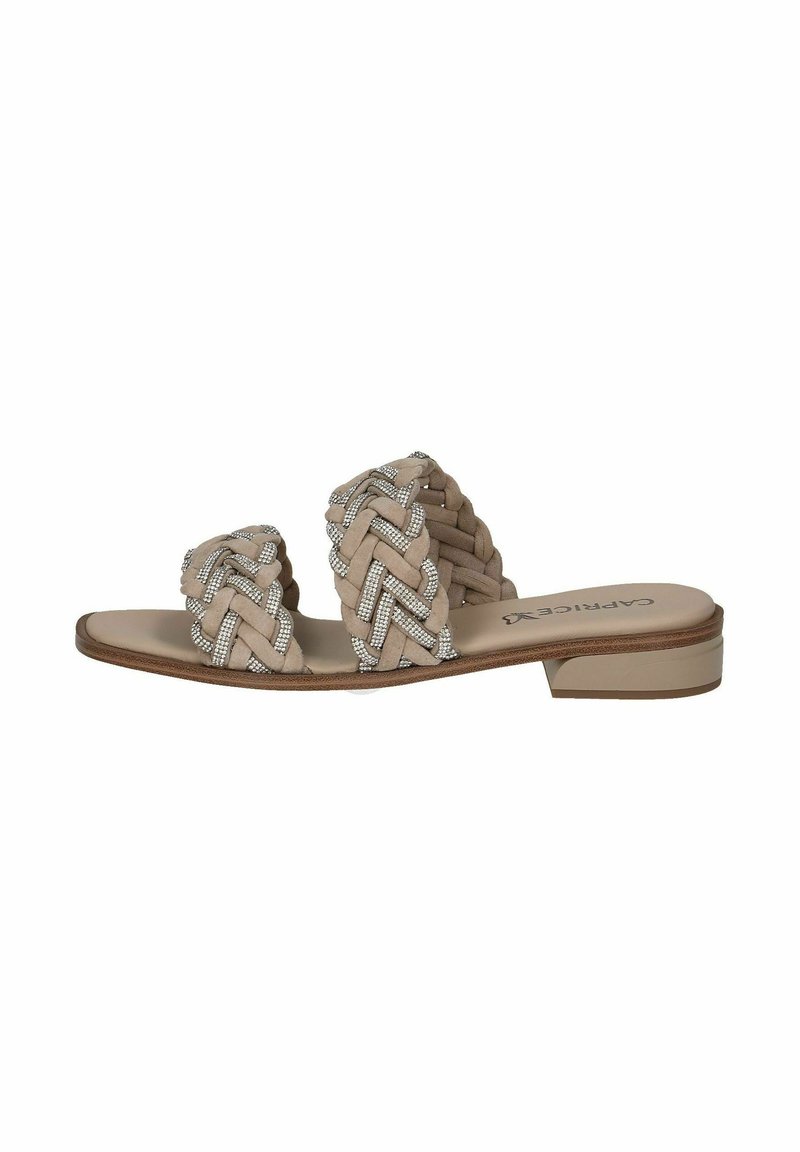 Sandali scivolosi beige con design intrecciato; le cinghie superiori sono decorate con strass trasparenti. Suola piatta con tacco basso e superficie liscia.