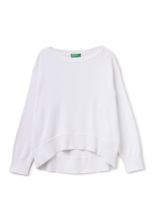 Biały długi rękaw sweter dziany z dekoltem w łódkę i asymetrycznym prążkowanym dołem, oznaczony marką United Colors of Benetton.