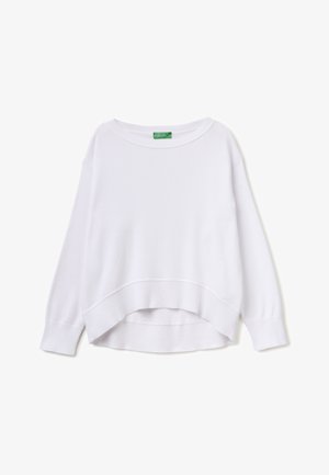 Witte lange mouwen gebreide trui met boothals en asymmetrische geribbelde zoom, gelabeld United Colors of Benetton.