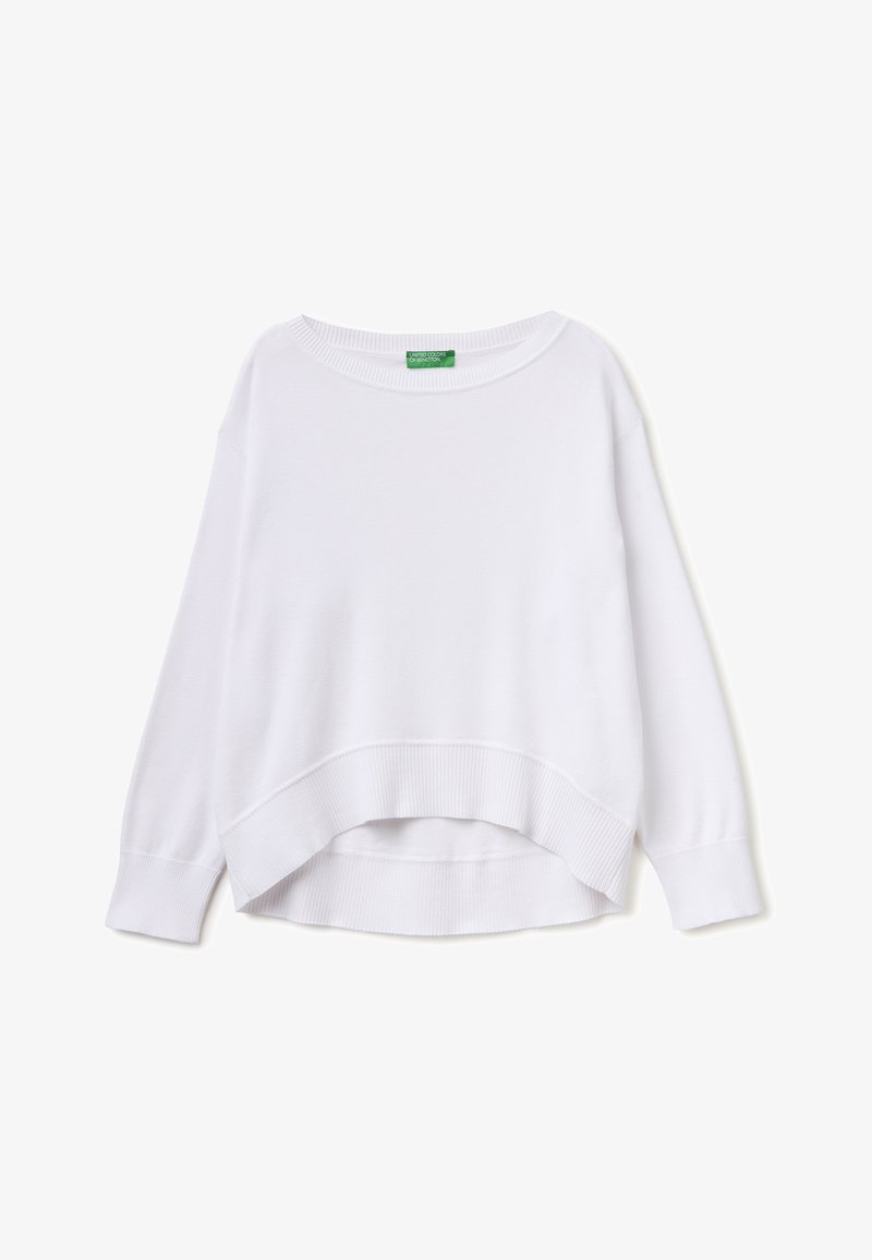Pull blanc à manches longues en maille avec encolure bateau et ourlet asymétrique côtelé, étiqueté United Colors of Benetton.